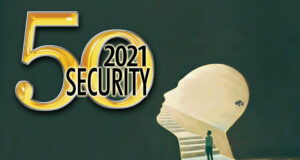 Człowiek patrzący na logo raportu Security 50