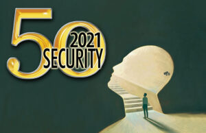 Człowiek patrzący na logo raportu Security 50