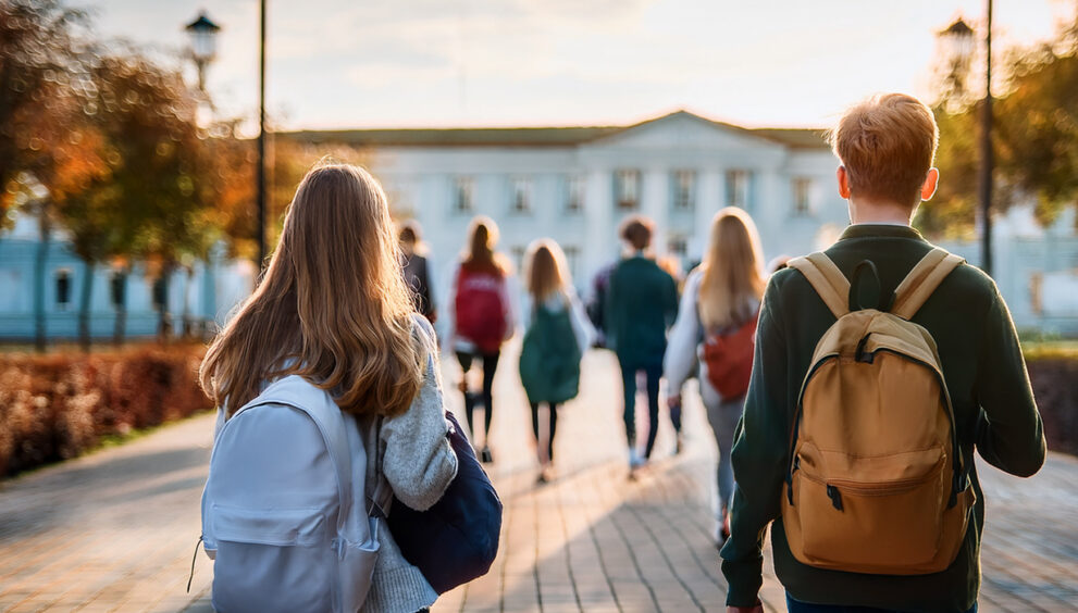 Studenci idący na uczelnię