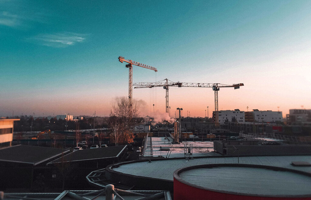 Panorama miasta w tle dźwigi budowlane