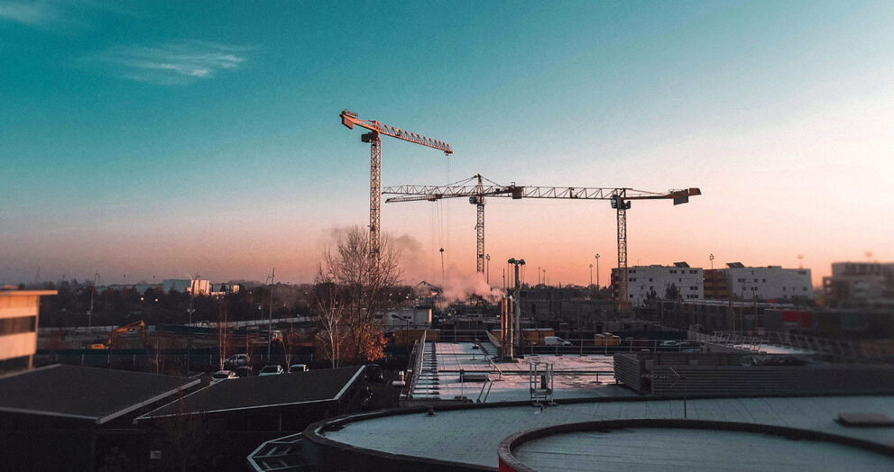 Panorama miasta w tle dźwigi budowlane