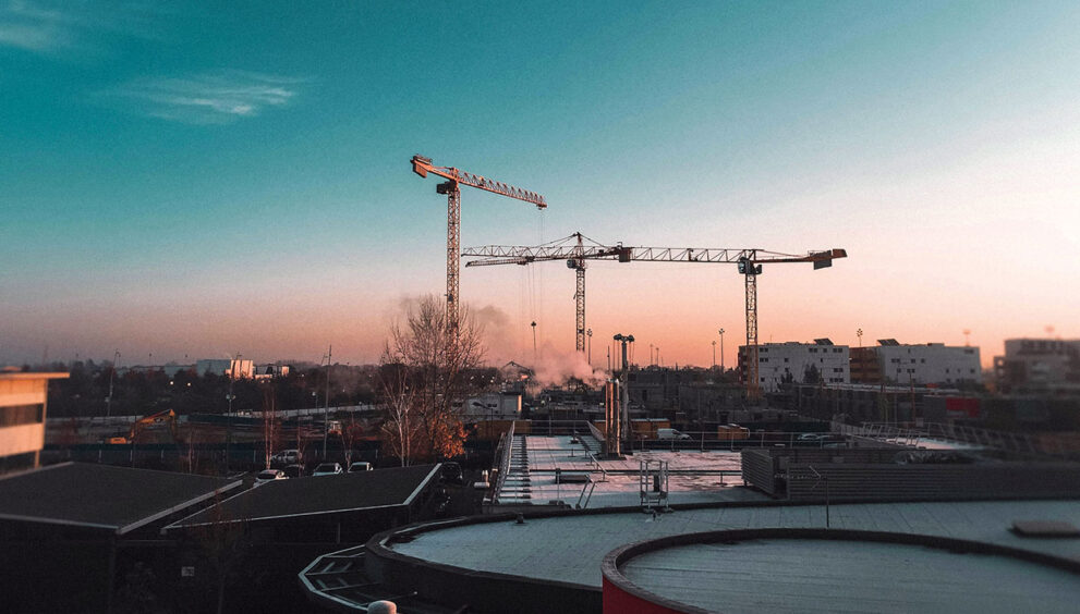 Panorama miasta w tle dźwigi budowlane