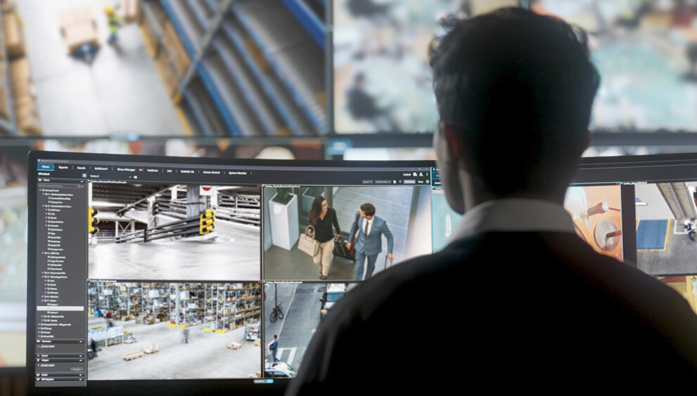 Pracownik obserwujący monitory w centrum monitoringu