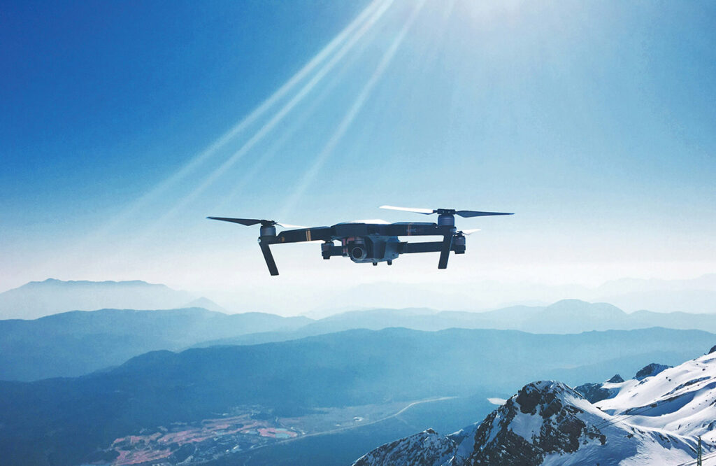 Dron lecący nad górami