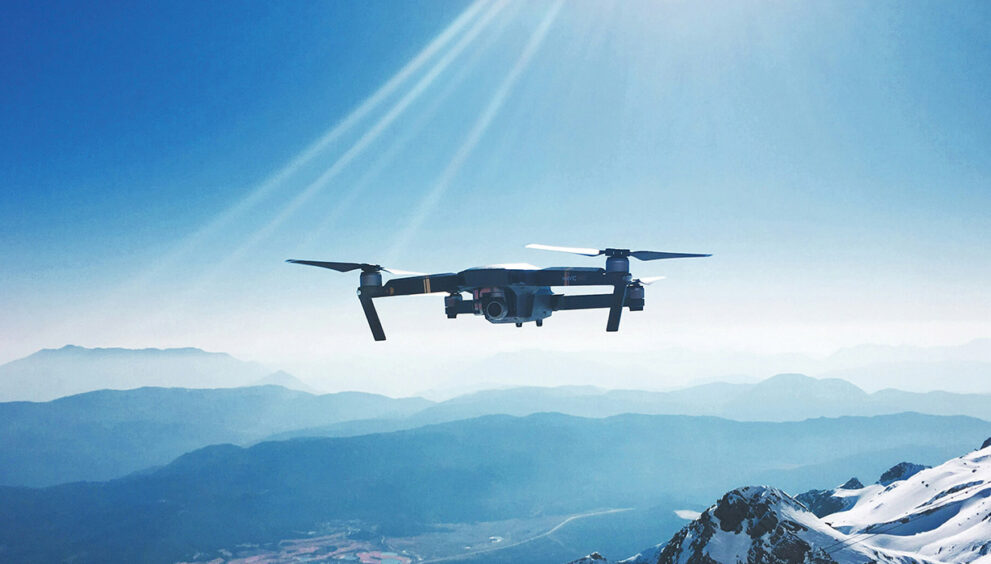 Dron lecący nad górami