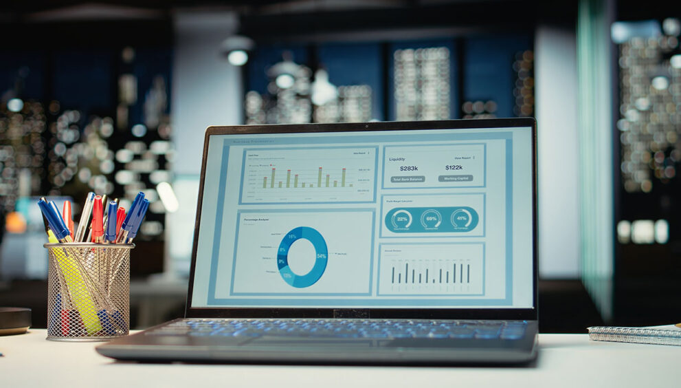 Prezentacja wyników na ekranie laptopa