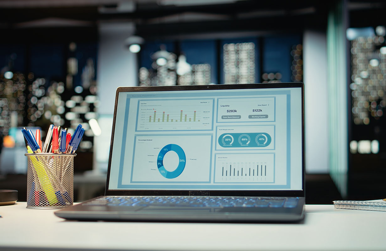 Prezentacja wyników na ekranie laptopa